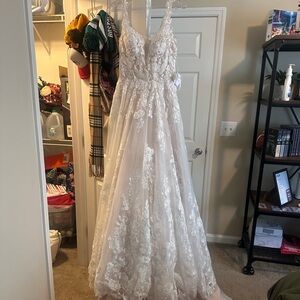 Elegant Sparkle Lace Wedding Dress